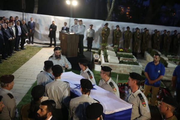 אחרי 37 שנה: זכריה באומל הובא למנוחות בקבר ישראל