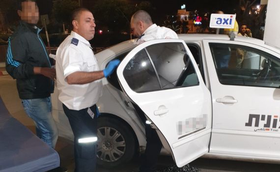 החובש שמע צעקות ויילד את האישה במונית