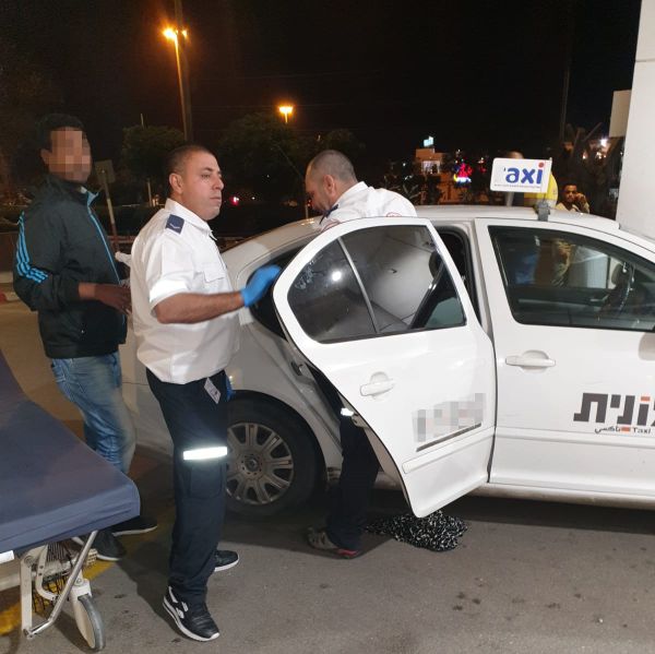 החובש שמע צעקות ויילד את האישה במונית