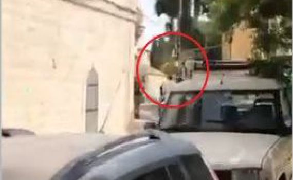 תיעוד: ‏חייל חולץ מתקיפת חרדים קיצוניים בירושלים