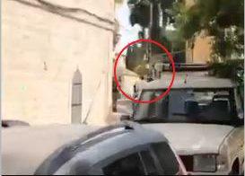 תיעוד: ‏חייל חולץ מתקיפת חרדים קיצוניים בירושלים