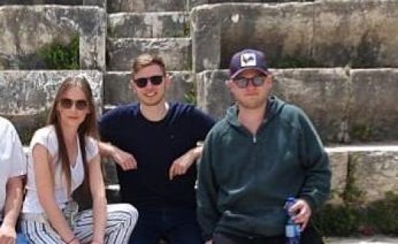 שברי עתיקות ואינסטגרם: יאיר נתניהו התארח בשומרון