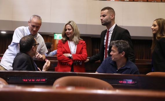 צפו: הח"כים חדשים תופסים כסא. הכנסת ה-21 #התחלנו