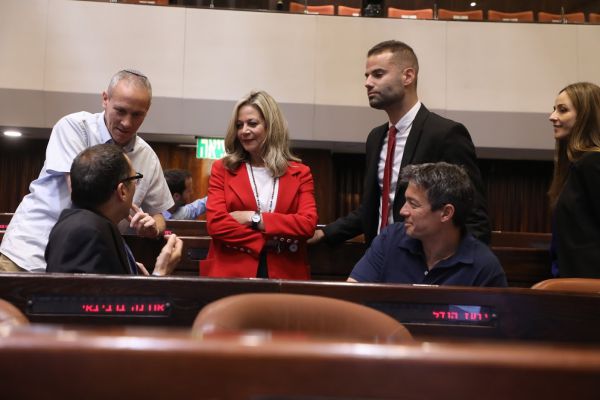 צפו: הח"כים חדשים תופסים כסא. הכנסת ה-21 #התחלנו