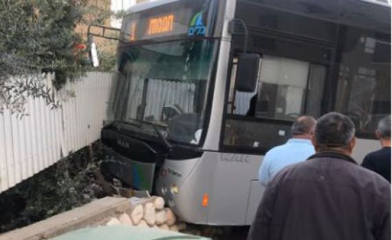 נהג אוטובוס דיבר בטלפון והתנגש בחצר בית. צפו