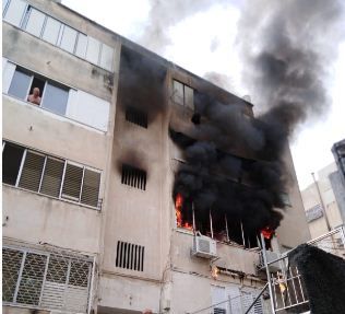 השריפה בבית בחיפה: ארבעה בני אדם פצועים קשה