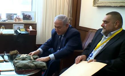 מרגש • צפו: נתניהו קיבל פריטים אישיים של אחיו יוני