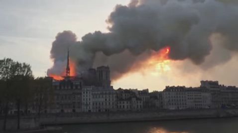 הלם בצרפת: הושגה שליטה על האש בכנסיית נוטרדאם