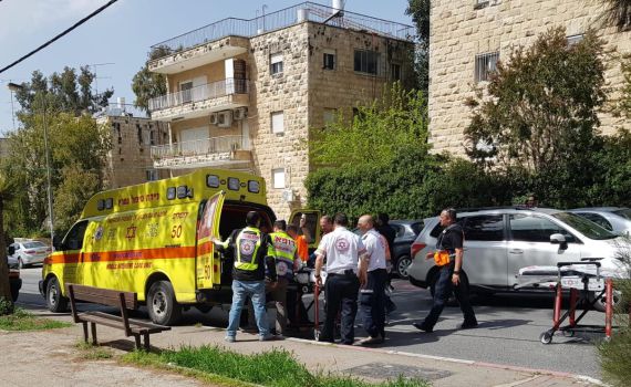 תיעוד מהזירה: גבר נפגע אנושות בשריפה בירושלים