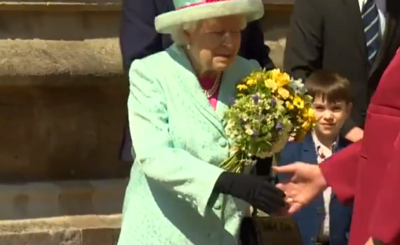 צפו: בריטניה מאחלת יום הולדת שמח למלכה