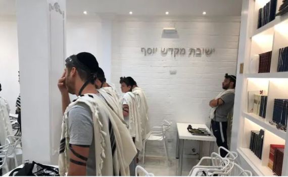 אירוע אנטישמי בארגנטינה: זרק אבנים, ותקף מתפללים