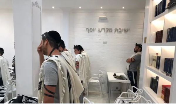 אירוע אנטישמי בארגנטינה: זרק אבנים, ותקף מתפללים