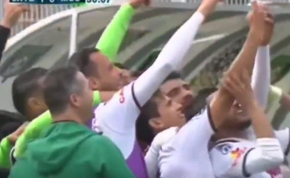 הזוי: הכדורגלן חגג את השער בסלפי – וחטף