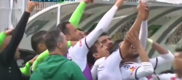 הזוי: הכדורגלן חגג את השער בסלפי – וחטף