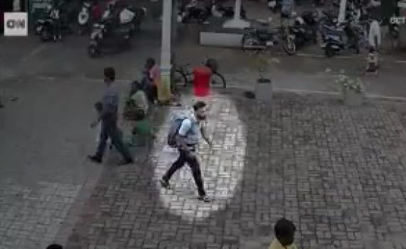 תיעוד: המחבל עם תיק גב נכנס לכנסייה ומתפוצץ