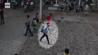 תיעוד: המחבל עם תיק גב נכנס לכנסייה ומתפוצץ