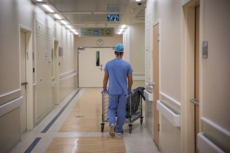 אפשר לשמור על כשרות בפסח מבלי לחטט בתיקים