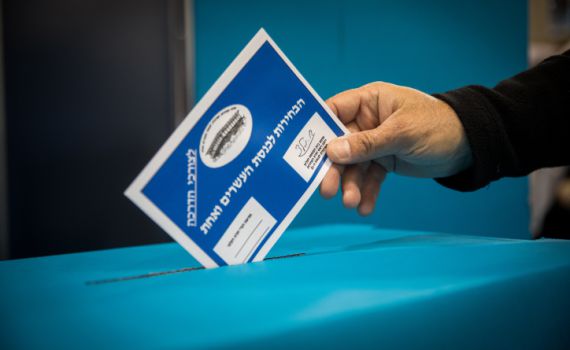 הקלפיות נפתחו: עם ישראל יוצא לבחור