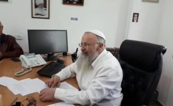צפו: הרב שמואל אליהו מוכר את החמץ של גולשי 'סרוגים'