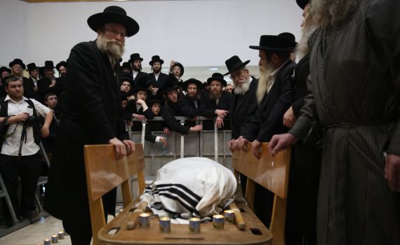 הלווית האדמו"ר מקאליב, נכדו מונה ליורשו