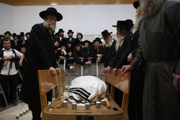 הלווית האדמו"ר מקאליב, נכדו מונה ליורשו