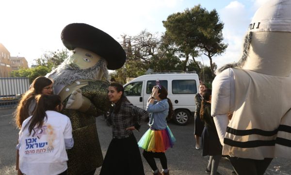 מרגש: עמותת 'אבן ישראל' משמחת את חניכות 'שתילים'