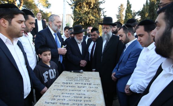 תפילה בקבר הרב עובדיה: "ספרדי צריך להצביע ש"ס"