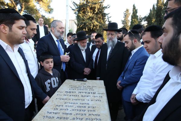 תפילה בקבר הרב עובדיה: "ספרדי צריך להצביע ש"ס"