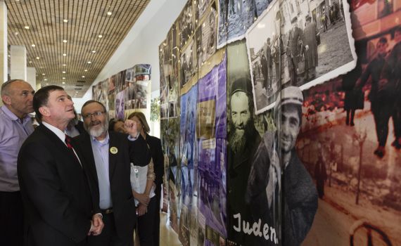 יום השואה בכנסת: הרב חיים דרוקמן ידליק נר זיכרון