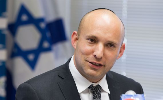 נפתלי בנט תמיד "רץ" ותמיד עם "אלונקה" על הכתף