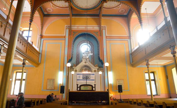 בעוד האב מתפלל, בתו נאנסה מחוץ לבית הכנסת