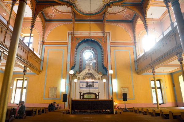 בעוד האב מתפלל, בתו נאנסה מחוץ לבית הכנסת