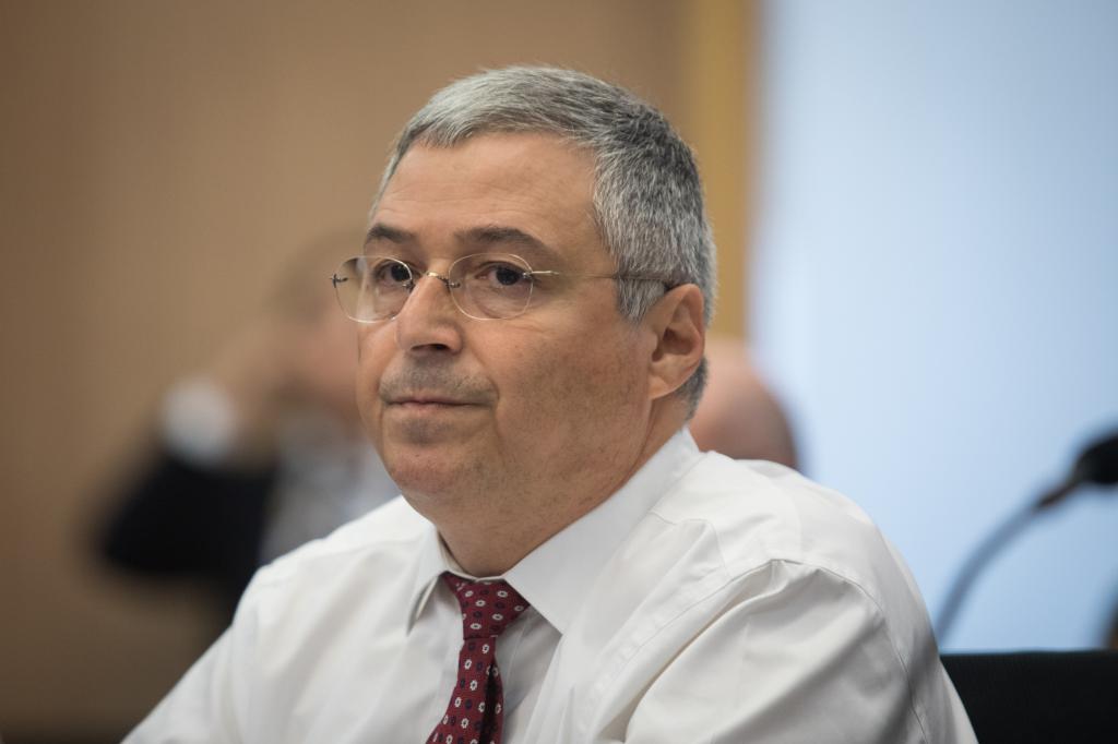 מנכ"ל בנק הפועלים פורש לאחר 40 שנה בבנק