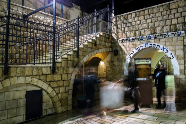 חשש לחשיפה לחצבת בקבר רשב"י ובבית הכנסת בטבריה