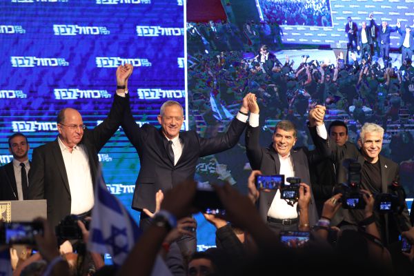 גנץ ולפיד: "לא נשב בממשלת נתניהו"