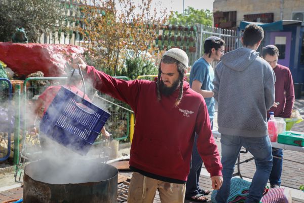 הלכות הגעלת כלים וניקיון הבית לפסח לפי כל העדות
