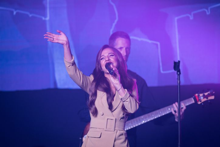 עדן בן זקן מפתיעה בלוק צנוע למהדרין