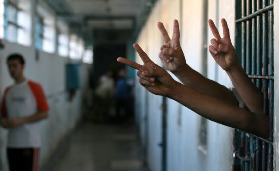 כניעה לשביתת האסירים המחבלים: יותקנו טלפונים