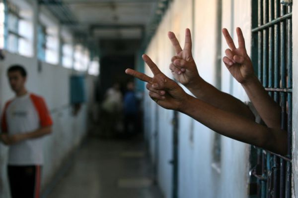 כניעה לשביתת האסירים המחבלים: יותקנו טלפונים