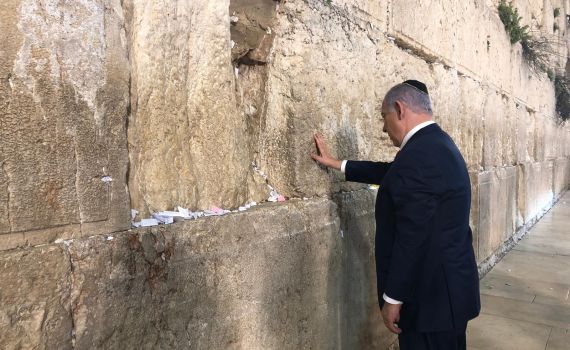 ערב לפני פתיחת הקלפיות רה"מ מבקר בכותל