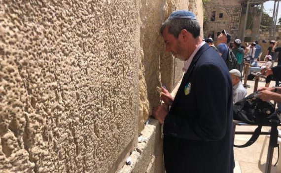 הרב רפי פרץ בכותל: "יום מרגש מאד עבורי" • צפו
