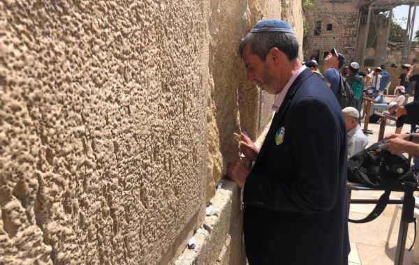 הרב רפי פרץ בכותל: "יום מרגש מאד עבורי" • צפו