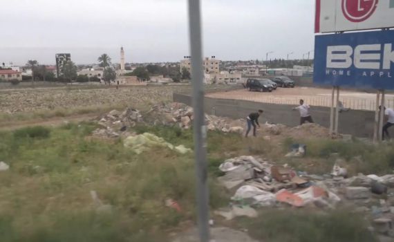 צפו עיתונאים זרים הותקפו על ידי פלסטינים