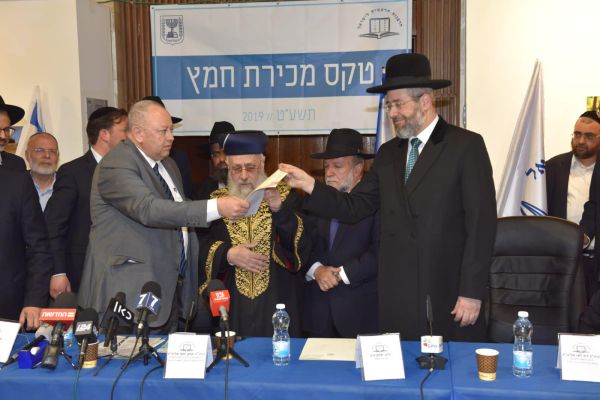 הרבנים הראשיים מכרו את החמץ של המדינה לגוי