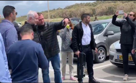 צפו: "כאחד האדם", ראש הממשלה יצא להליכה בחוף