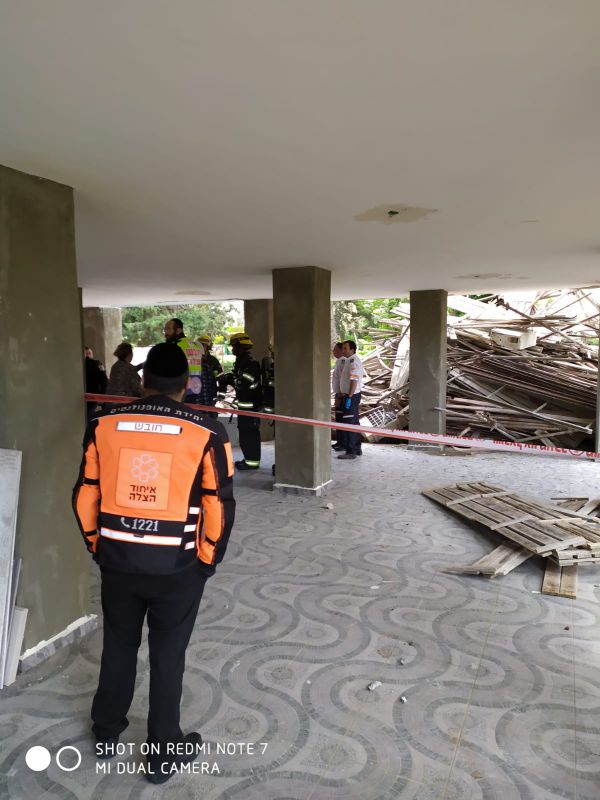 קריסת פיגום בחיפה: פועל שעבד במקום נהרג