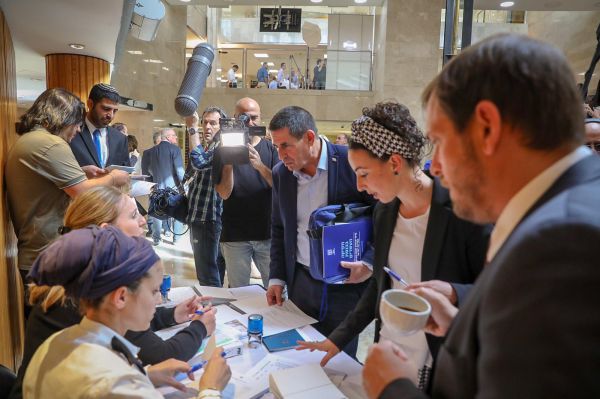 הכנסת במספרים: 29 נשים, 14 סרוגים ו- 3 טבעונים