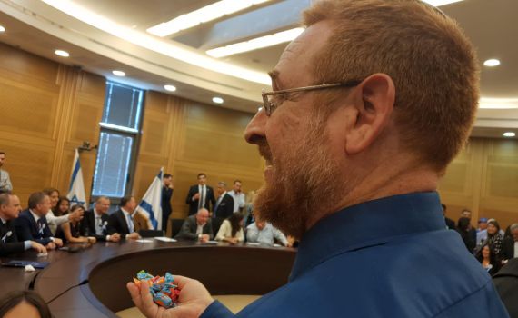 צפו: יהודה גליק מחלק סוכריות לח"כים החדשים