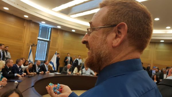 צפו: יהודה גליק מחלק סוכריות לח"כים החדשים