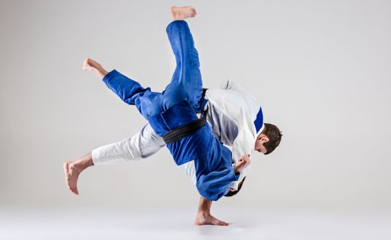 צפו: מה הקשר בין ג'ודו לנאומים של בני גנץ?